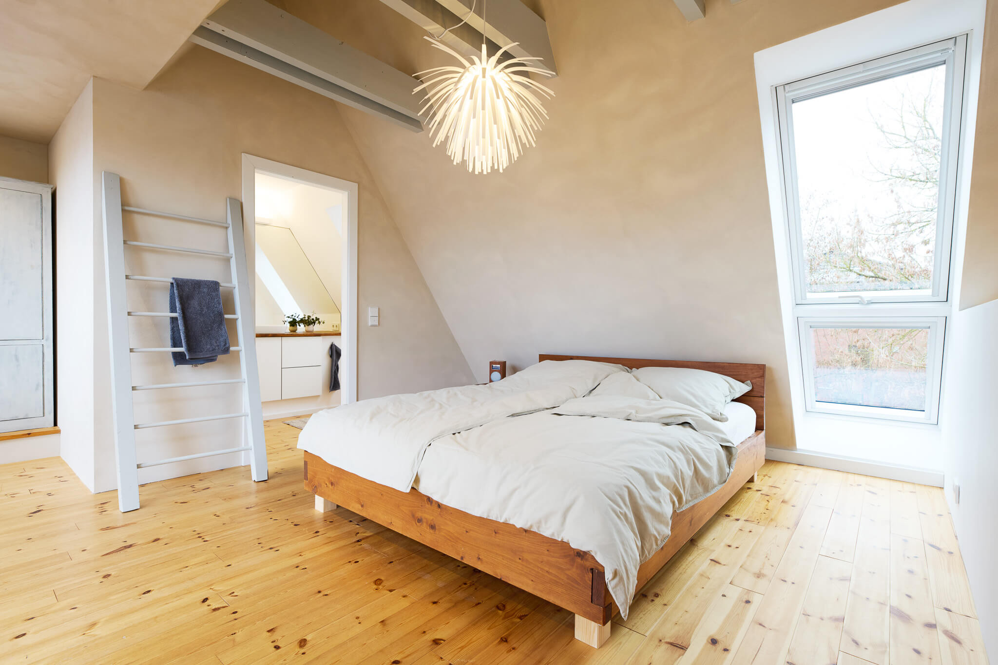Dachgeschoss der Ferienwohnung Little Landloft mit Doppelbett und Duschbad in Lüneburg