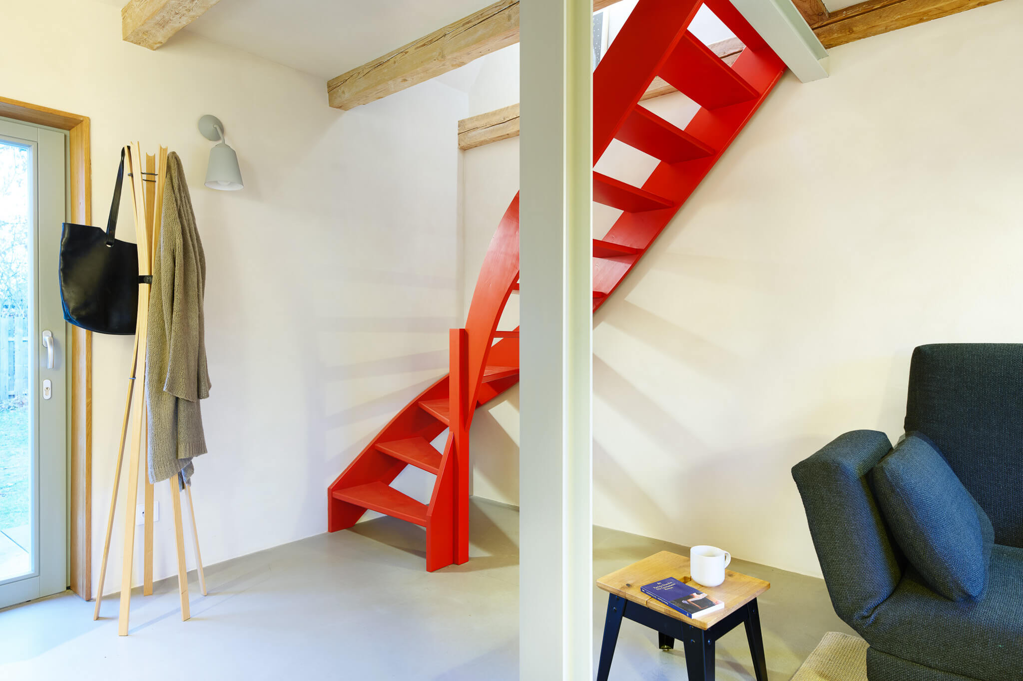 Rote gewendelte Treppe der Ferienwohnung Little Landloft in Lüneburg